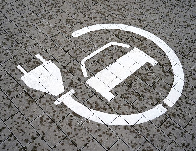 Aptauja: Latvijā 45% iedzīvotāju neplānotu elektroauto iegādi augstās cenas dēļ
