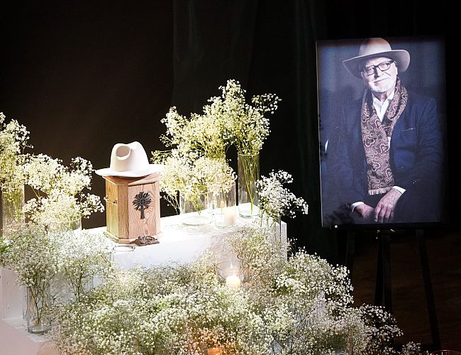 Rīgas Latviešu biedrības namā vairāki simti atvadījās no kinorežisora un scenārista Streiča