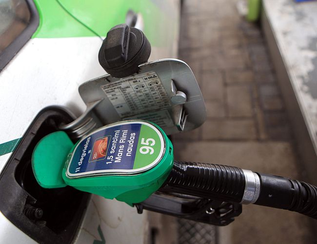 Цена на топливо в Латвии превысила 2 евро: что дальше?