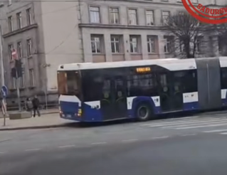 В центре Риги попал в аварию пассажирский автобус (ВИДЕО)