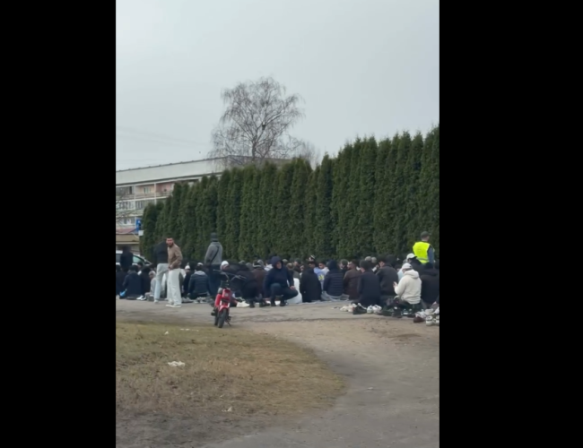 Прямо посреди Плявниеков?! Очевидцы засняли толпу молящихся мусульман