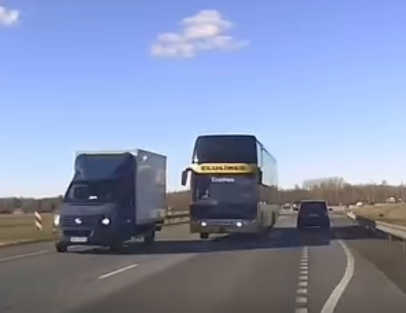 Водитель двухэтажного автобуса «Эколайн» идет на обгон: опасный манёвр на Бауском шоссе (ВИДЕО)