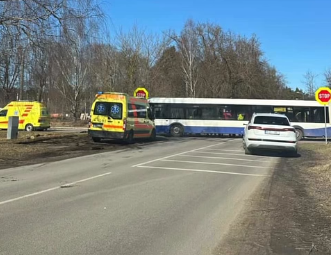 Столкнулись городской автобус и легковушка: ДТП в Риге (ВИДЕО)
