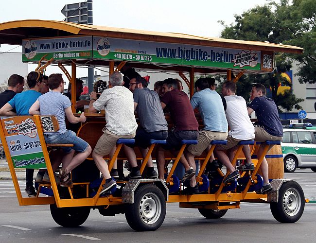 Катаются пьяные и плюют на наши законы: народу не нравятся пивобайки в Старой Риге