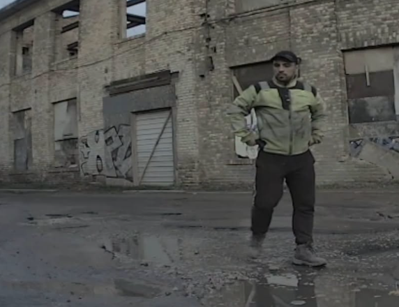 Повредил «Теслу» и скрылся: полиция просит опознать мужчину на фото (ФОТО)