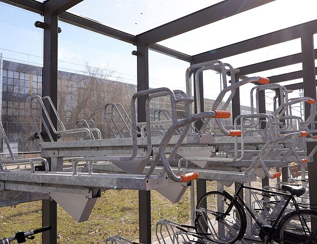 Потратили 300 тысяч, а народу не нравится: что не так с новыми велостоянками в Риге?