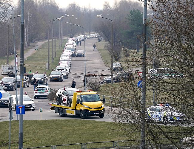 «Хватит нас доить!» Сотни таксистов совершают протестную поездку по Риге (МАРШРУТ)