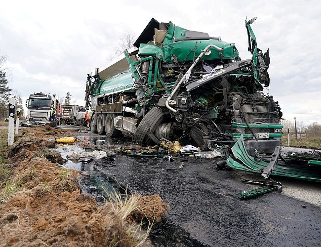 Avārija uz Liepājas šosejas varētu būt izraisīta neatbilstošas braukšanas trajektorijas dēļ