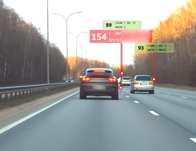 Porsche и Tesla попались на бешеной скорости под Ригой  (видео)