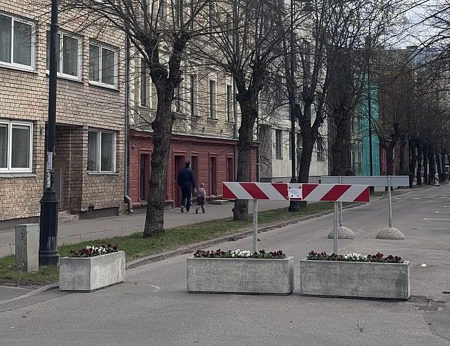 «Это путь назад в СССР!» В Гризинькалнсе перегородили улицу — Даце Линдберга возмущена