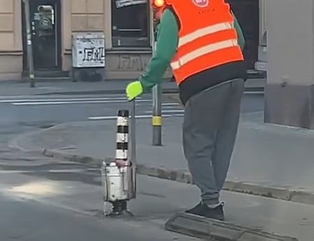 Вжик-вжик и 3000 евро в час: как поживают «столбики Стакиса» на улицах Риги