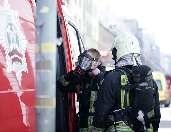 Пожар шёл из подвала: в Болдерае жители многоэтажки ночью проснулись в огне