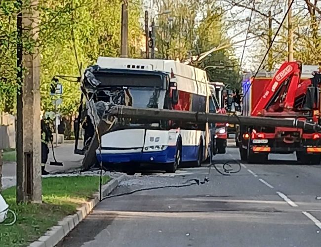 «Троллейбус не ждите»: в Кенгарагсе тяжелая авария, повален бетонный столб
