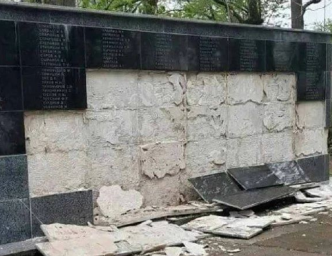 Вандализм или ветер плюс износ конструкции? В Иецаве поврежден мемориал советским воинам