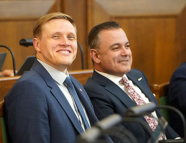 Iekšlietu ministrs Dombrava pirmajā darba dienā uzdod saziņā izmantot valsts valodu