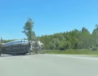 Необычная авария: у бетоновоза на ходу отвалилась цистерна (ВИДЕО)