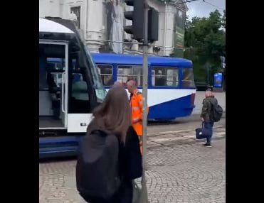 Трамваи полностью остановились: в центре Риги транспортный коллапс