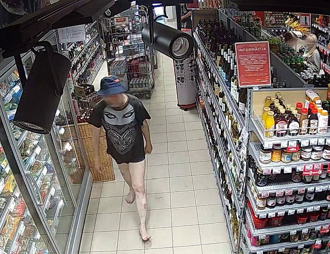 В юрмальском магазине мужчина нападал на людей: полиции нужна помощь (ФОТО)