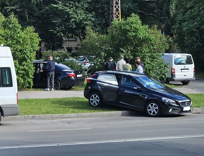 Страшно ходить по тротуарам: в Ильгюцимсе машина вылетела на пешеходную зону. ФОТО