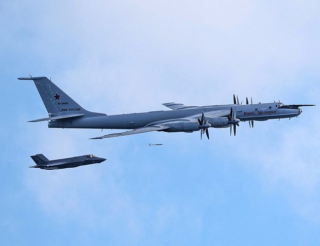 Британия заявила, что российский Ту-142 совершал опасные маневры около её авианосца