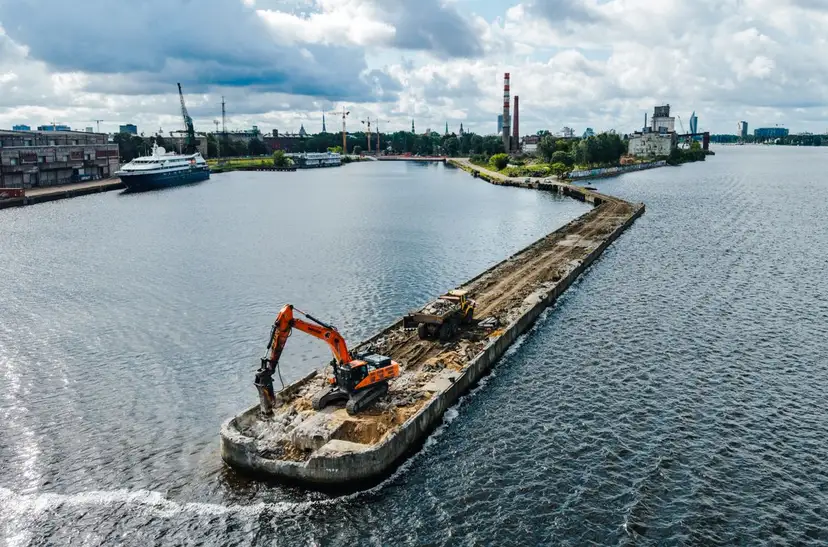 Rīgas ostā sākti ED dambja nojaukšanas darbi
