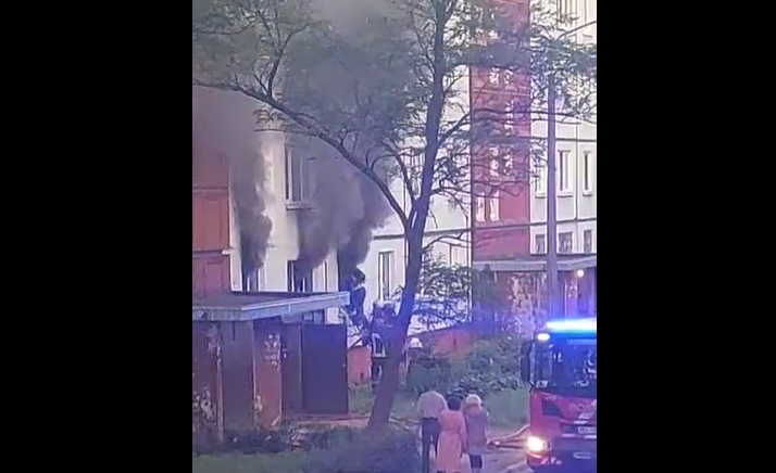 Пожар в Плявниеках: из окон квартиры валит черный дым. ВИДЕО - Press.lv