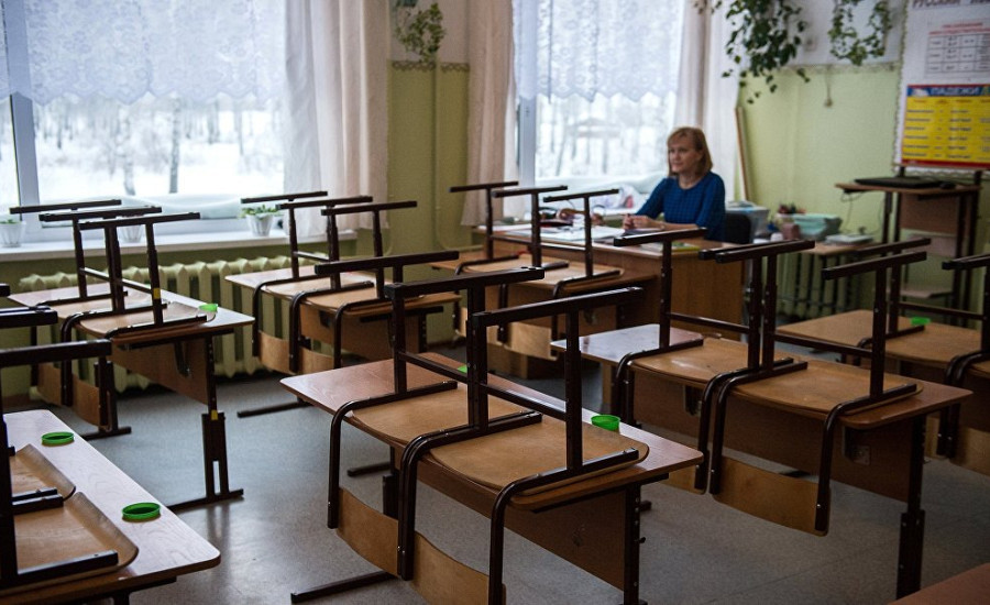 Rīgas 72.vidusskolā nevakcinētas un ar Covid-19 saslimušās skolotājas dēļ karantīnā devušās 25 klases