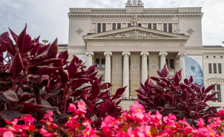 “Baltais laukums” Latvijas Nacionālās operas priekšā aicinās atpūsties un baudīt kultūras pasākumus