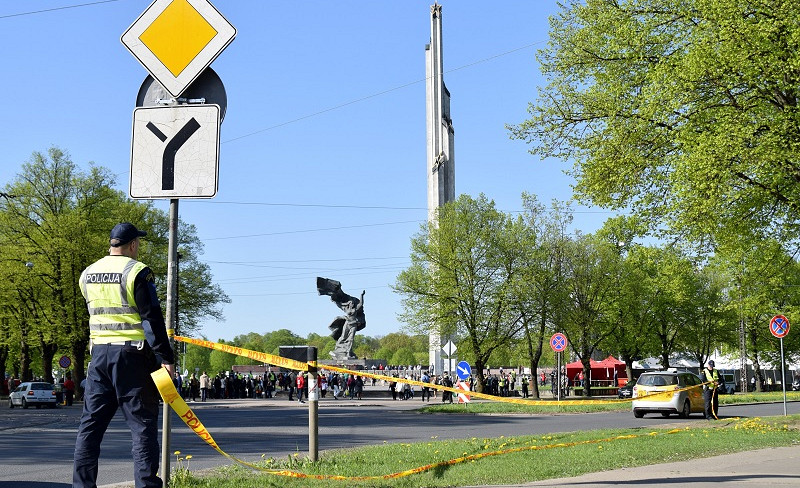 Повалят целиком и сразу: латвийцев просят не приближаться к памятнику Победы