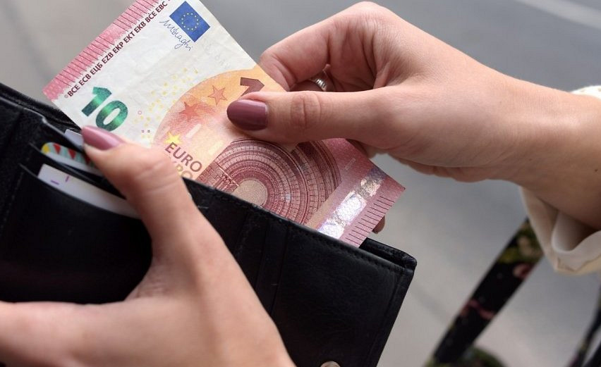 В Балтии самая низкая средняя брутто-зарплата у латвийцев: сколько