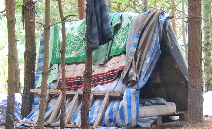 «В приюте можно заразиться вшами»: супружеская пара уже 3 года живет в палатке (ВИДЕО)