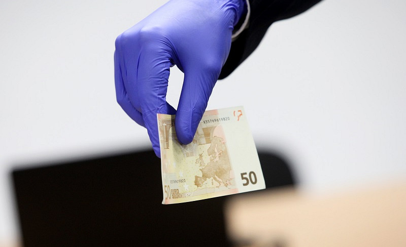 Банкноты с ругательными надписями о Кариньше и Левитсе Банк Латвии обменивать отказался