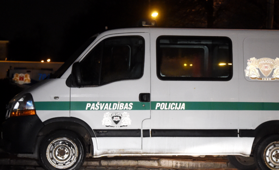 В Риге полицейские поймали пьяного водителя электросамоката: что ему грозит?