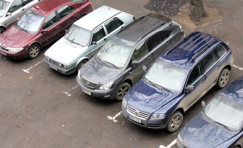 Страховщики требуют сделать парковочные места шире: пойдут ли политики на изменения стандарта?
