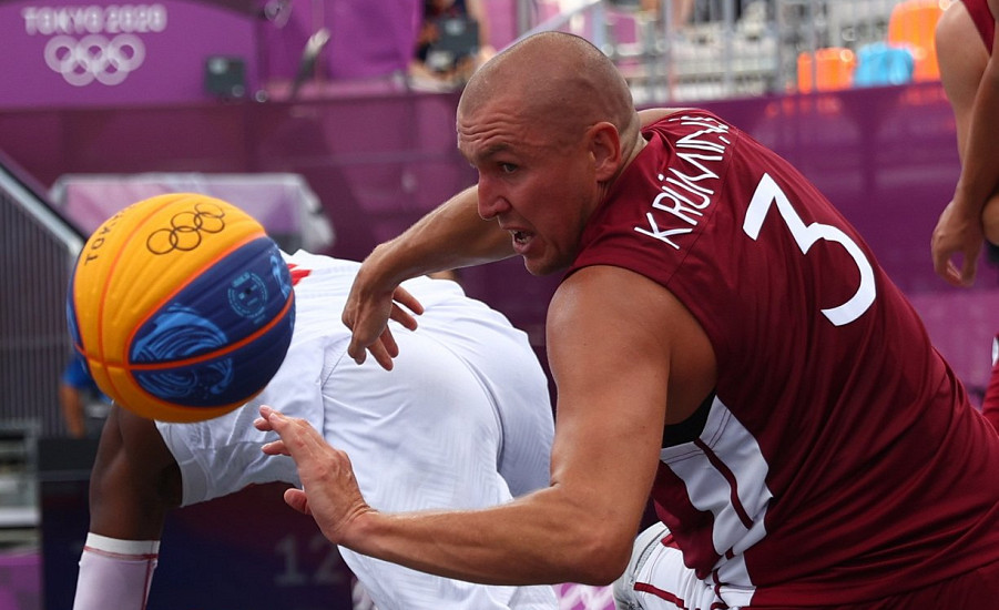 Latvijas 3×3 basketbolisti olimpiskā turnīra sākumā uzveic Poliju