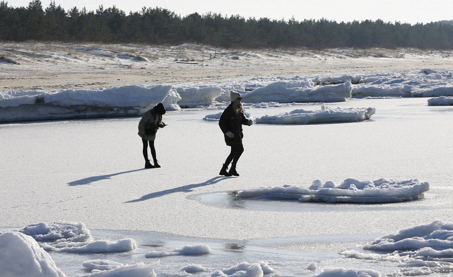 С сегодняшнего дня жителям Риги официально запрещено находится на льду городских водоемов