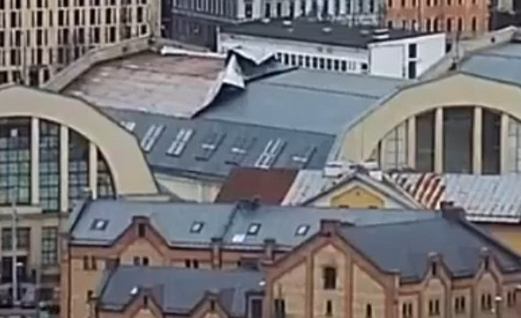 Spēcīgais vējš Rīgas centrāltirgus paviljonam norāvis aptuveni pusi no jumta seguma
