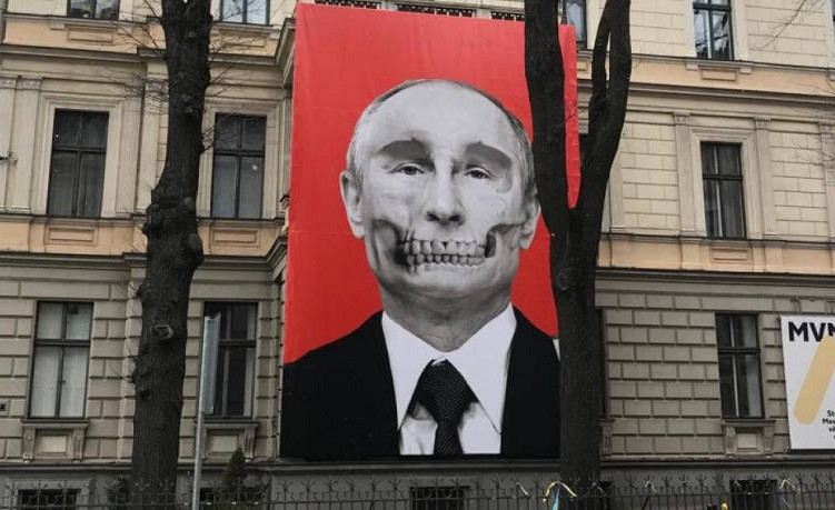 Muzejs pretī Krievijas vēstniecībai Ukrainas atbalstam izkāris plakātu ar pārveidotu Putina seju