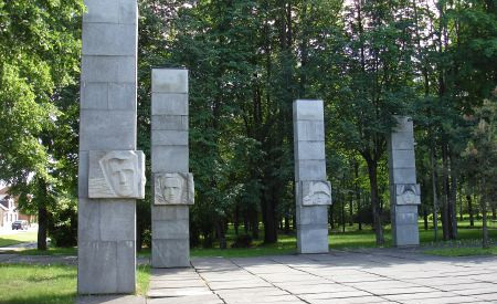 В Екабпилсе тоже планируют снести памятники советским воинам