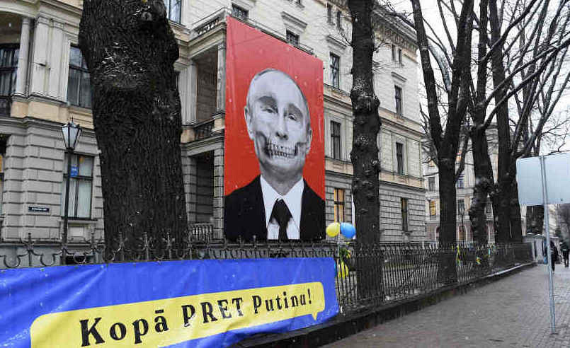 Отклик огромный: активист предлагает отключить электричество посольству России в Риге