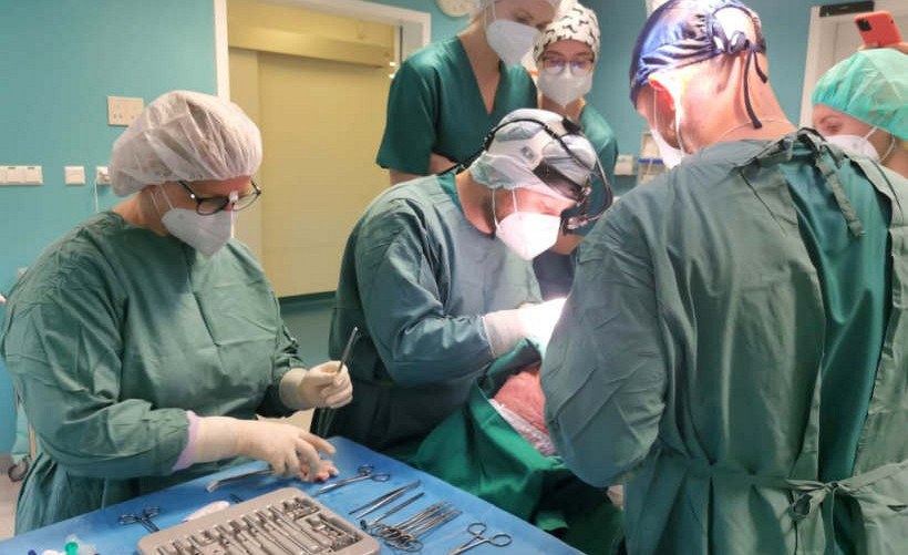Уникальная операция: в больнице Страдиня пациенту вернули голос