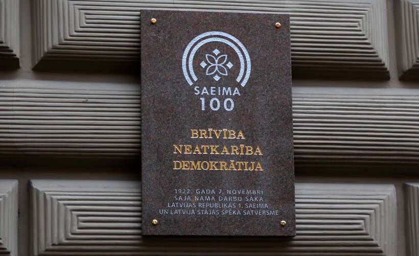 На здании Сейма открыта памятная доска в честь его 100-летия