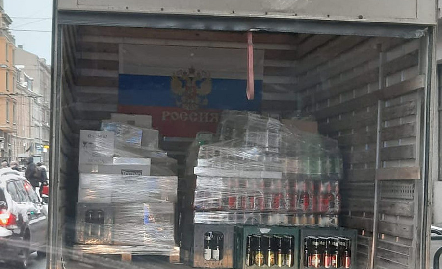 Тайно или явно? На улице Александра Чака в Риге заметили грузовик с флагом России