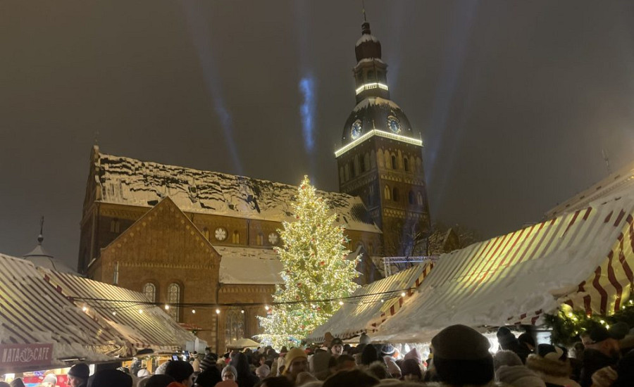 Посмотреть на зажигание рождественской елки на Домской площади собрались тысячи людей (ВИДЕО)