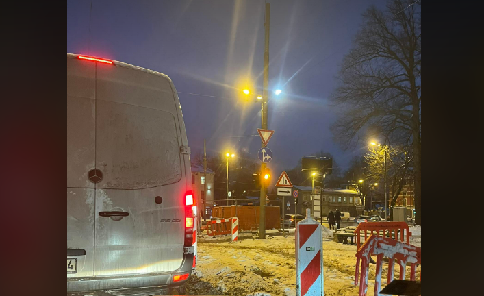 На перекрестке улиц Слокас и Калнциемса в Риге не работает светофор: движение затруднено
