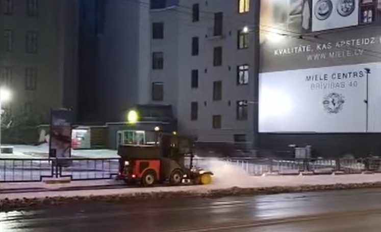 С ветерком: Стакис показал, как убирают от снега центр Риги