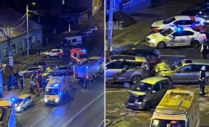 Ночная авария на Бривибас: одного из водителей пришлось «вырезать» из автомобиля