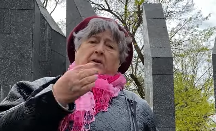 Для одних это сгустки пропаганды, для других — историческая память: репортаж Евроньюз о сносе памятников в Латвии
