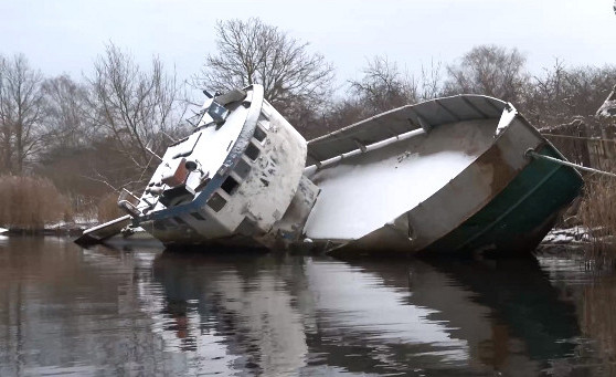 В Болдерае тонет давно пришвартованный корабль: хозяин пропал, местные волнуются о состоянии реки