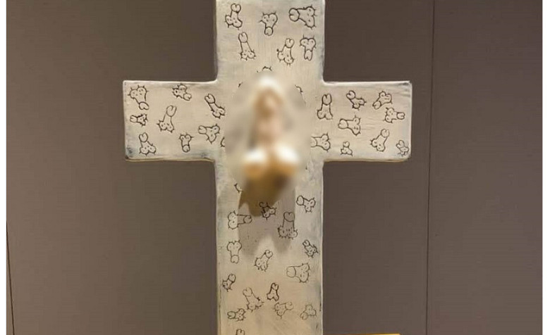 Под давлением думы с выставки в Даугавпилсе убрали крест с фарфоровым фаллосом